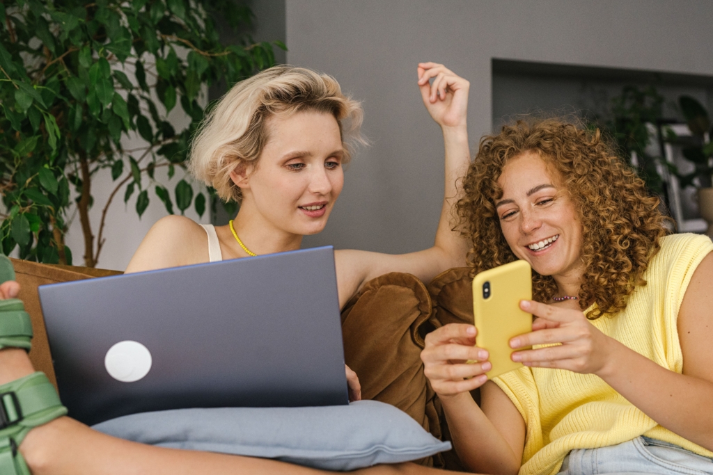 Meseria „clipping” care generează câștiguri mari pentru tineri pe platformele TikTok, Instagram și YouTube