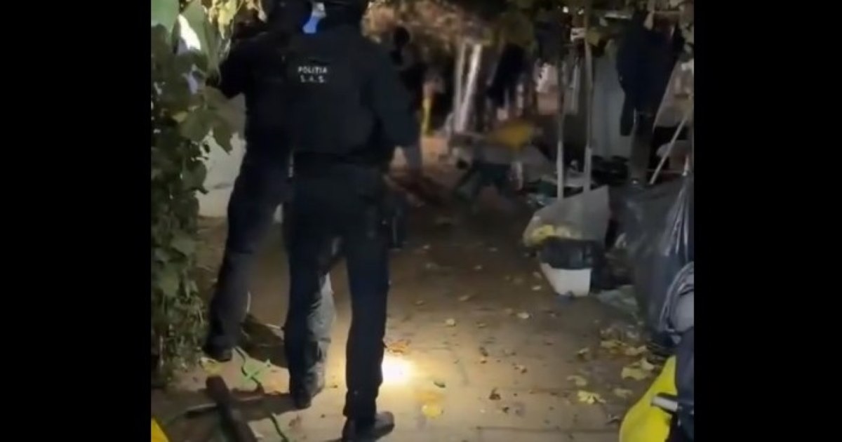 Trei persoane reținute după ce au spart două aparate de plată în București