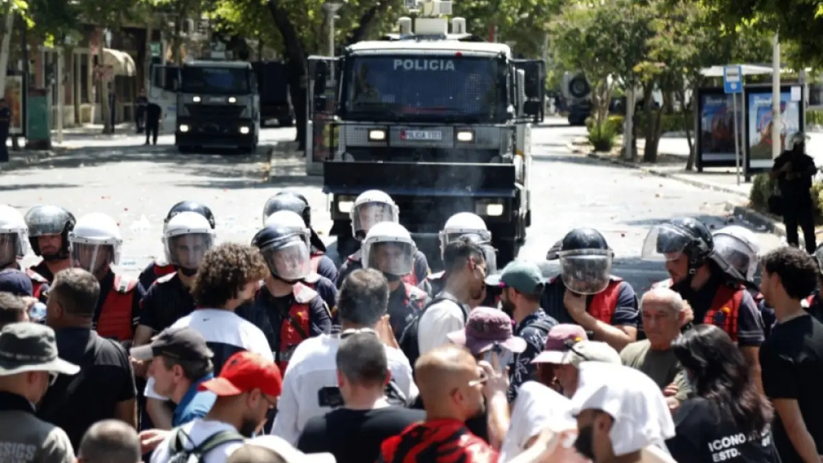 Proteste violente în Tirana: studenții au incendiat clădirea Ministerului Educației