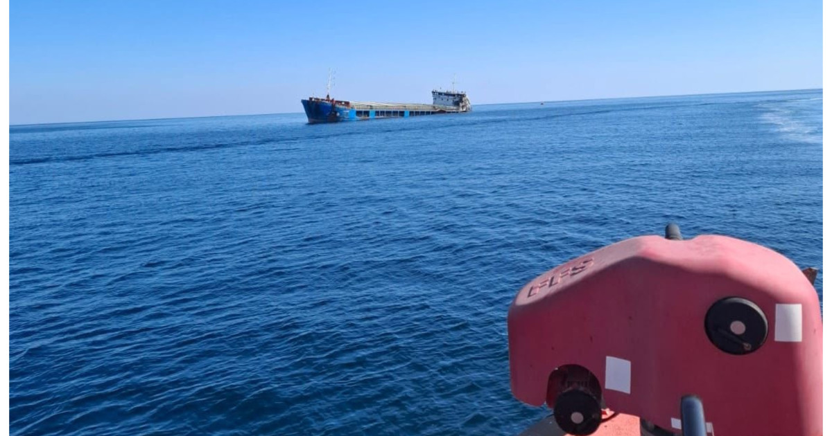 O navă a fost lovită de o dronă în zona Sulina. ARSVOM desfășoară o misiune de salvare