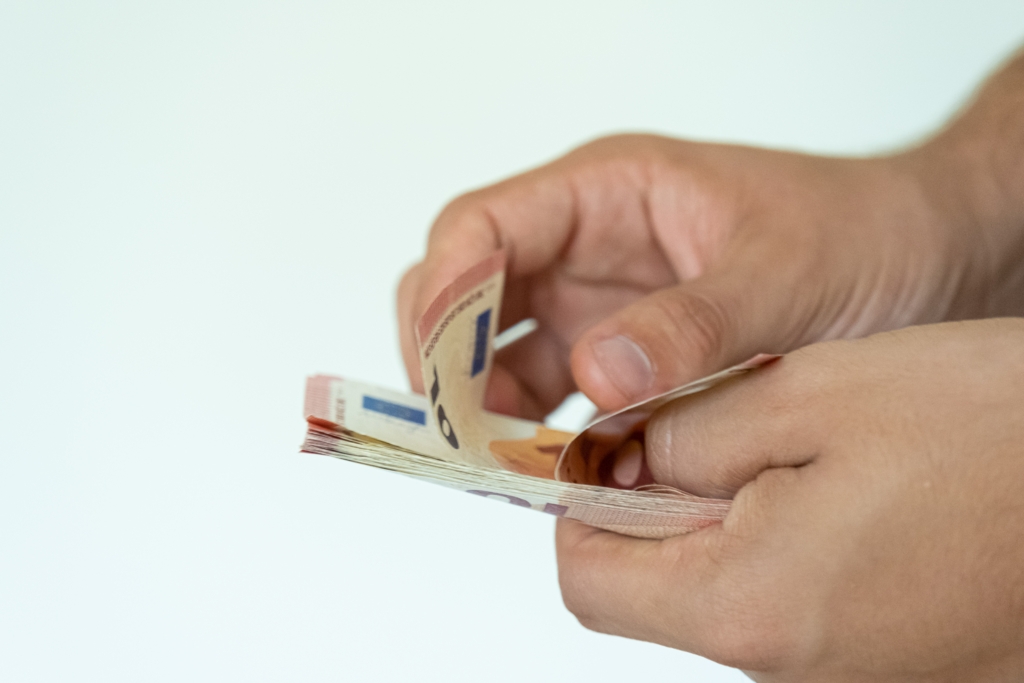 Doi profesori de la Universitatea din Pitești sunt reținuți pentru luare de mită în cazul examenelor