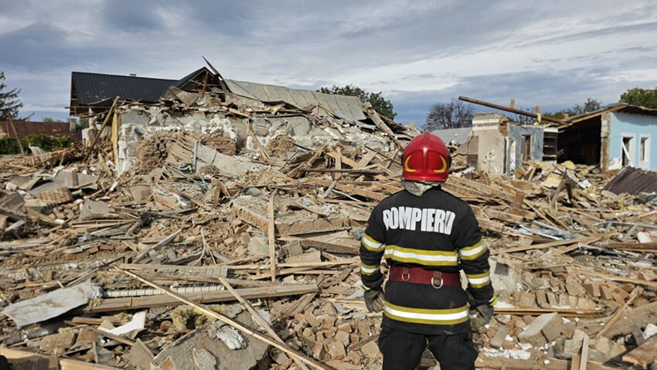 Explozie în satul Sihlea, județul Vrancea: trei imobile distruse și un bărbat rănit grav