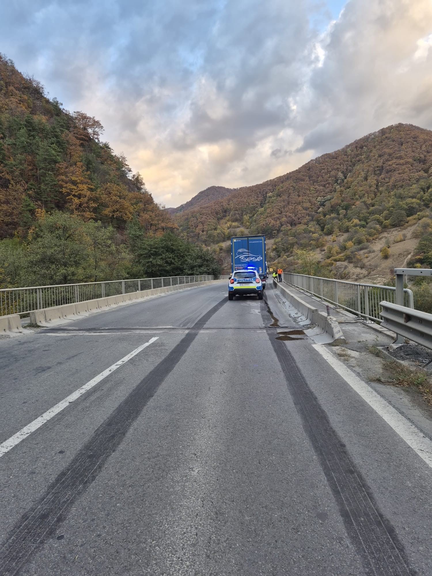 Trafic restricționat pe Valea Oltului: un autotractor a lovit parapetul viaductului din Câineni