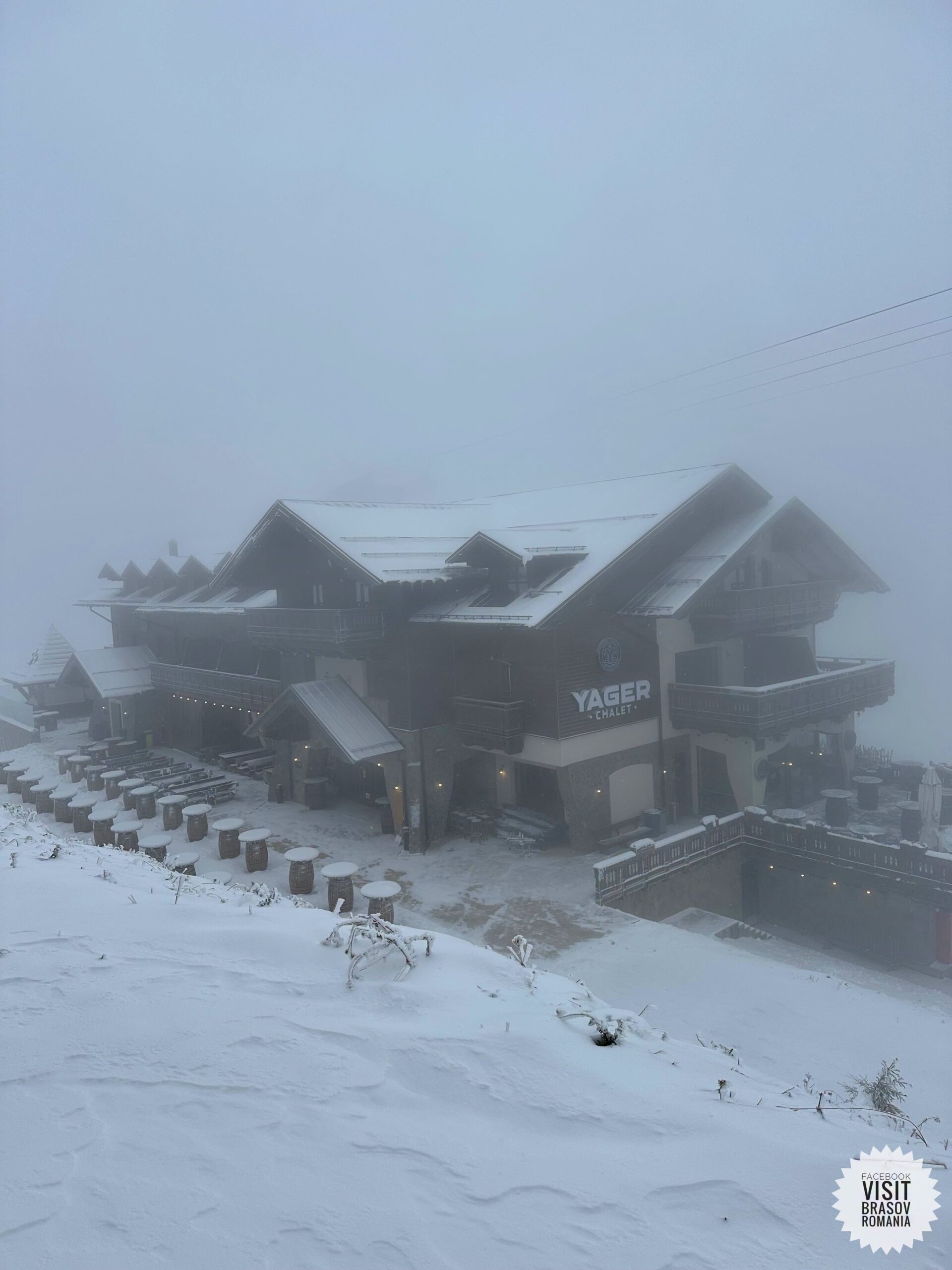 Avertisment pentru turiști și șoferi: Ninge pe Transfăgărășan și în Poiana Brașov