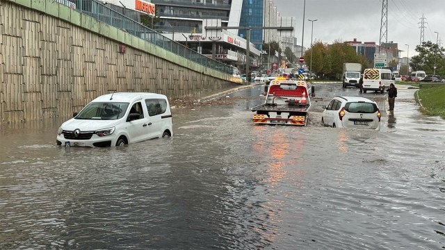 Inundații catastrofale în Istanbul: trei morți și mii de evacuări după ploi fără precedent