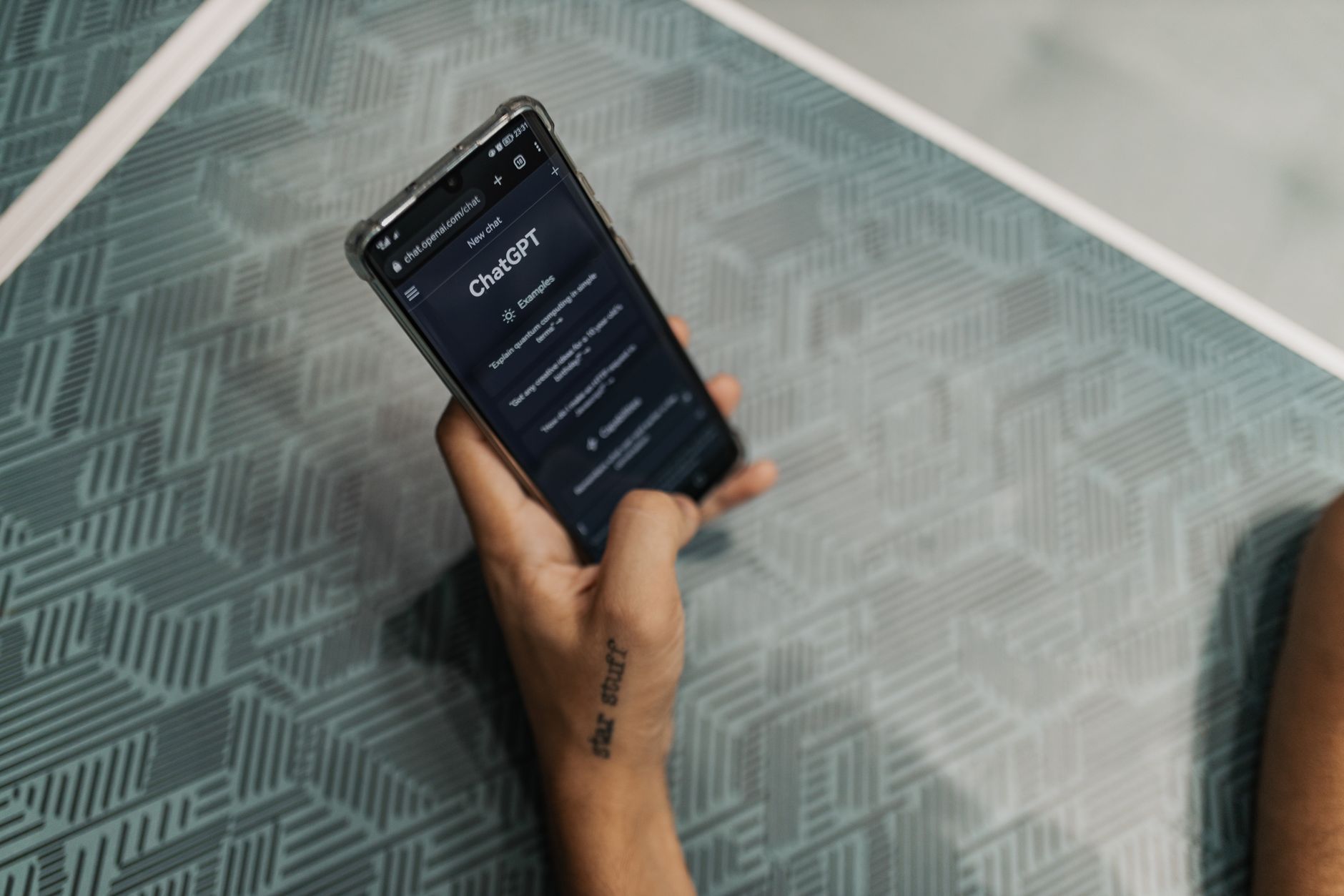 Amazon introduce două dispozitive Bee cu inteligență artificială pentru înregistrarea și analiza conversațiilor