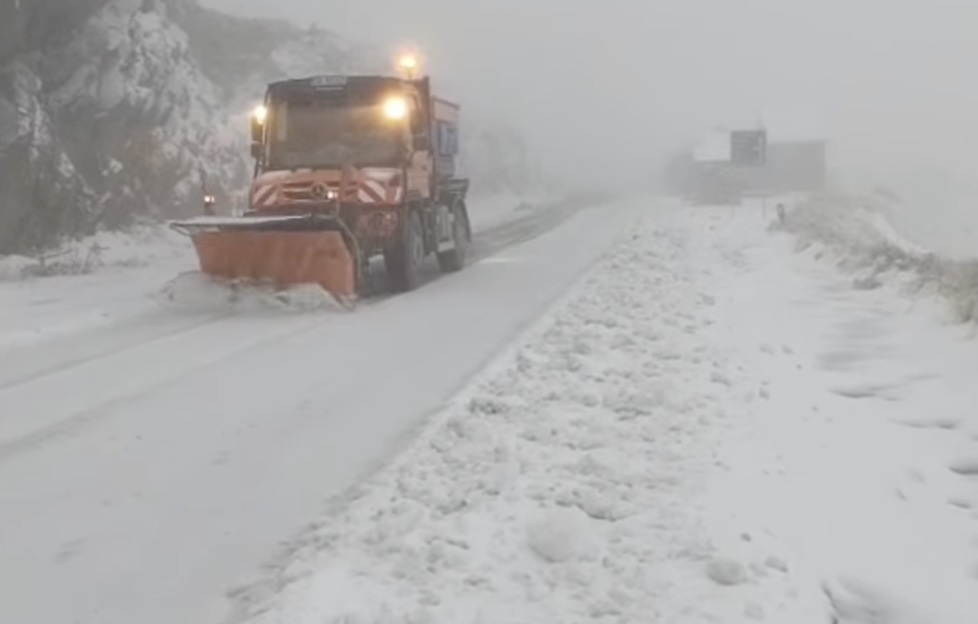 Utilajele au început deszăpezirea pe drumul Transfăgărășan în urma precipitațiilor recente
