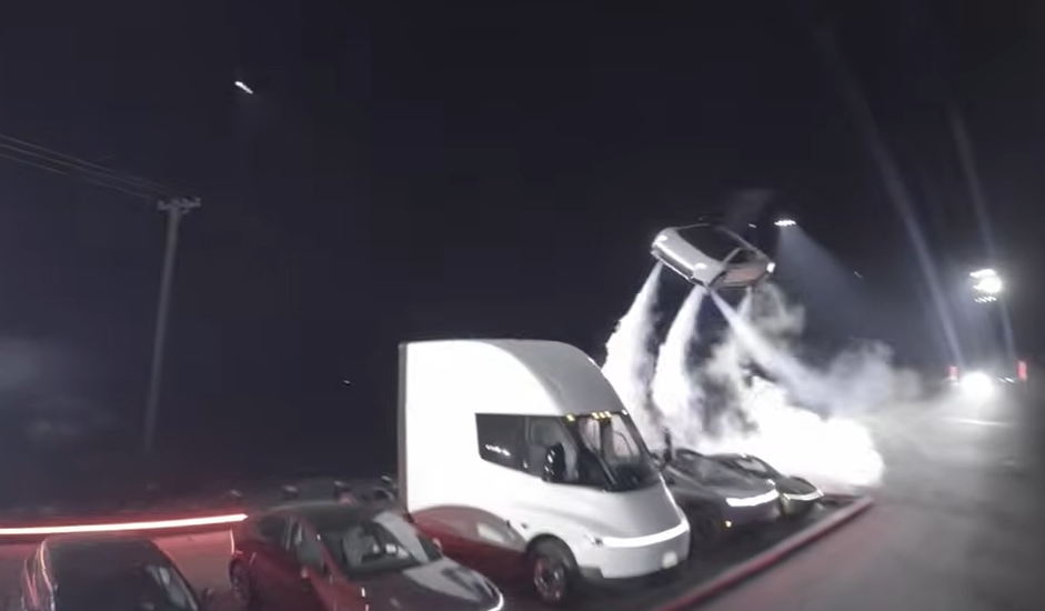 Elon Musk a prezentat noul Tesla Roadster capabil să zboare, într-o demonstrație spectaculoasă