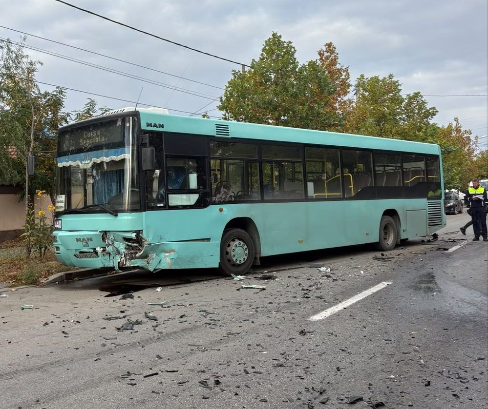 Accident violent la Craiova între un autobuz și un autoturism: 7 persoane rănite
