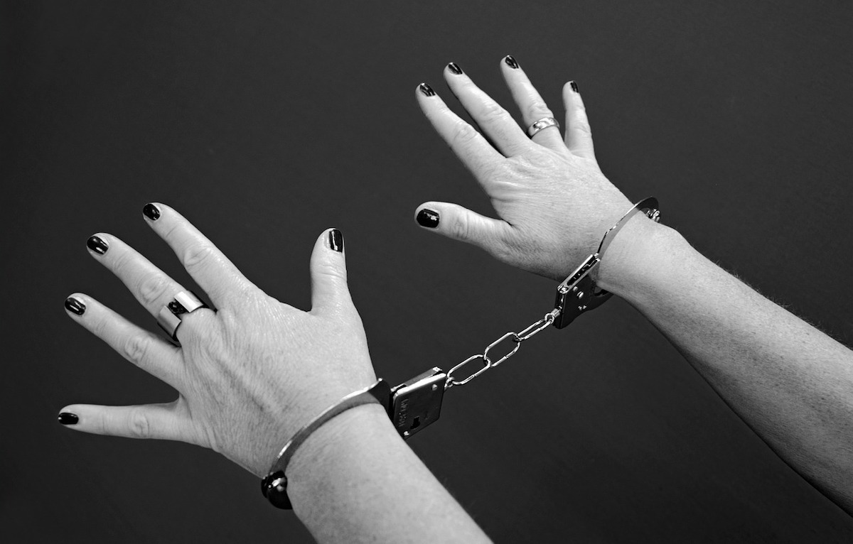 O tânără de 20 de ani a fost reținută în Constanța după ce a agresat cinci femei pe străzi și în magazine