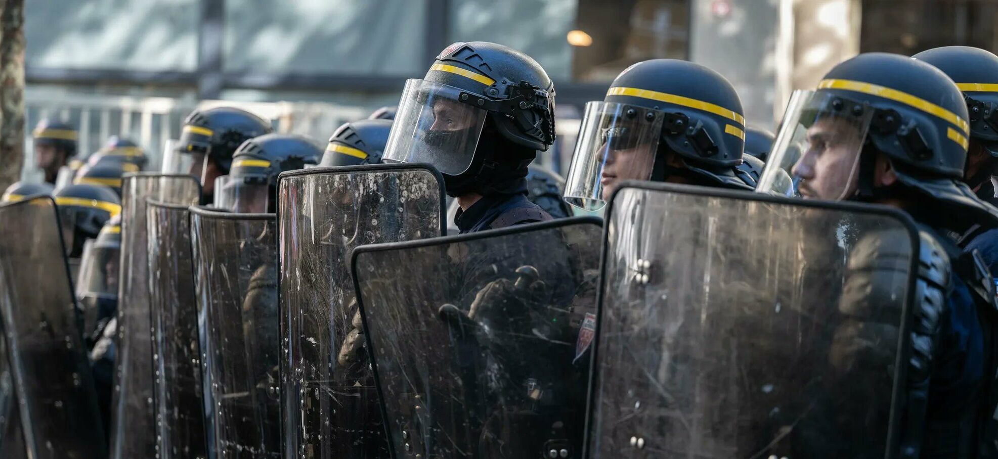 Accuzări grave împotriva poliției din Franța: adolescenți mutilați în timpul protestelor școlare