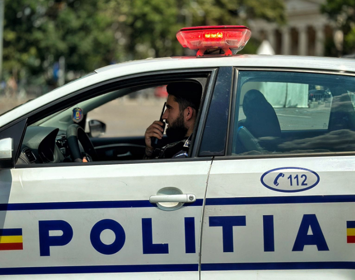 Un bărbat din Covasna a fost arestat preventiv după ce și-a agresat mama, fratele și cumnata cu o scândură