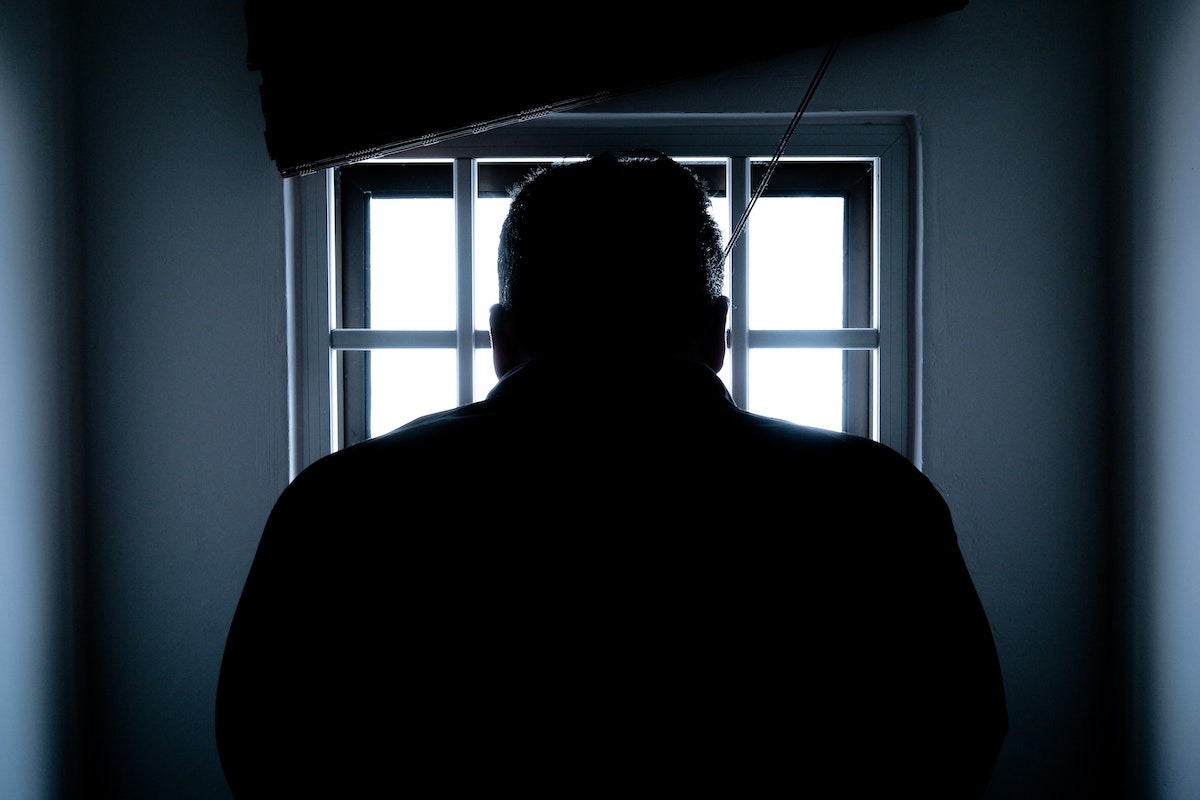 Condamnare la închisoare pe viață pentru un bărbat din Prahova după ce și-a ucis partenera