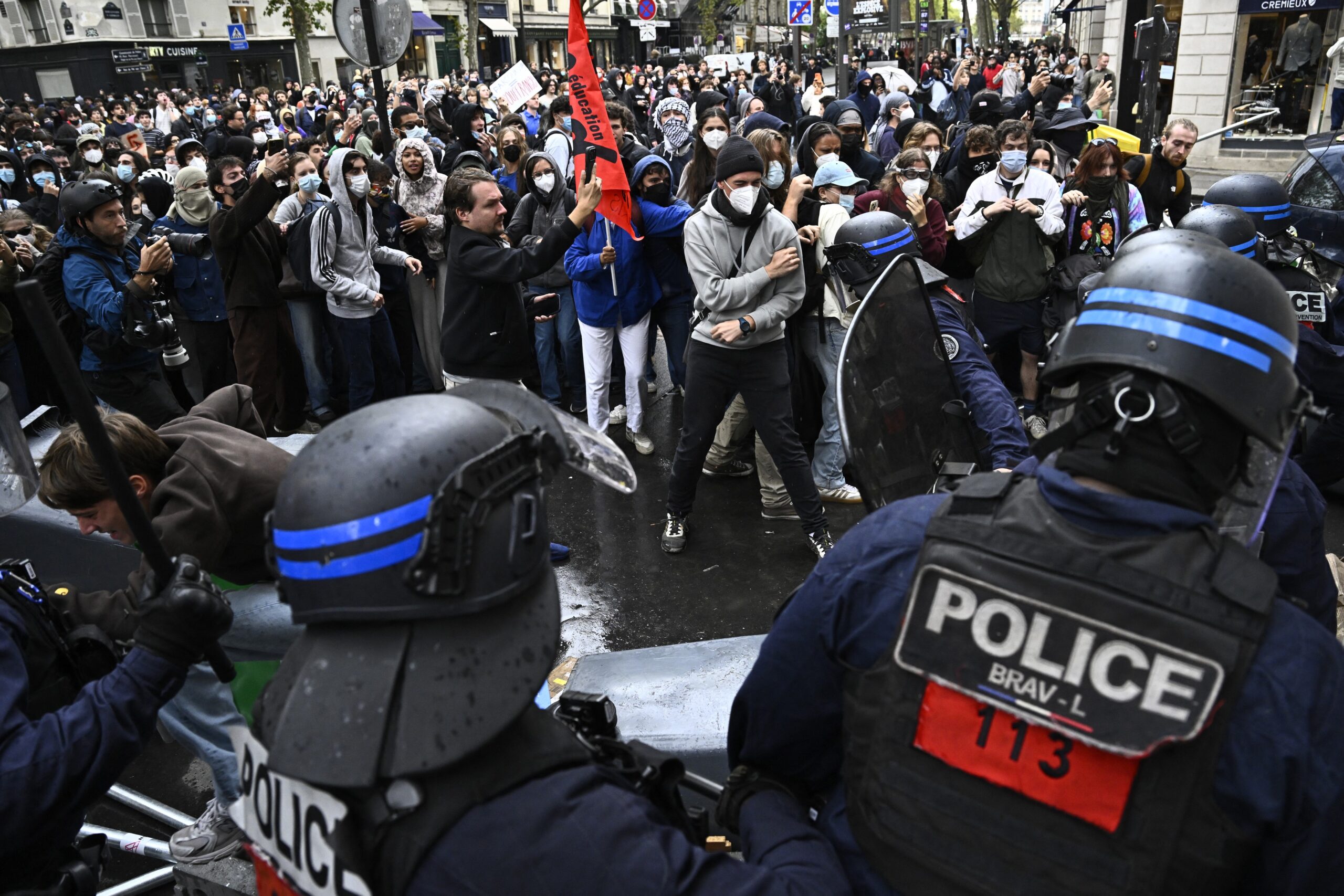 Acuzații grave împotriva poliției franceze: adolescenți mutilați în timpul protestelor școlare