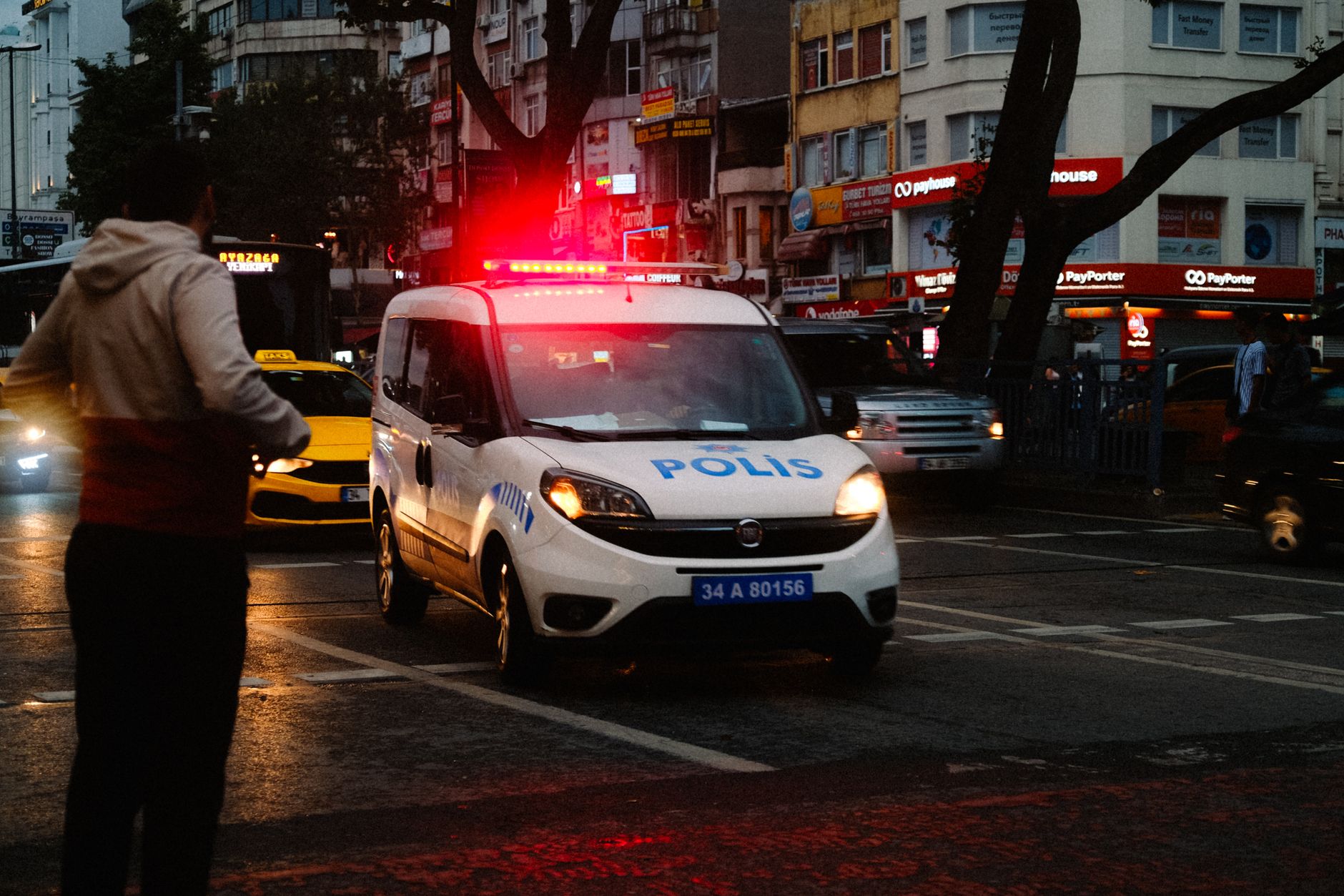 Un bărbat de 28 de ani a fost arestat preventiv după ce și-a bătut și s-a sechestrat concubina