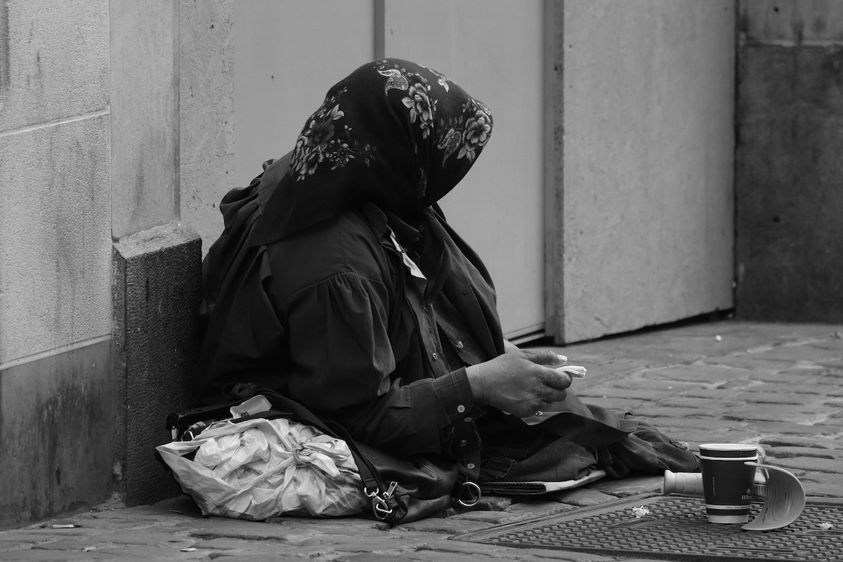 Trei persoane au fost acuzate că au deturnat 12 milioane de dolari destinați persoanelor fără adăpost în Los Angeles
