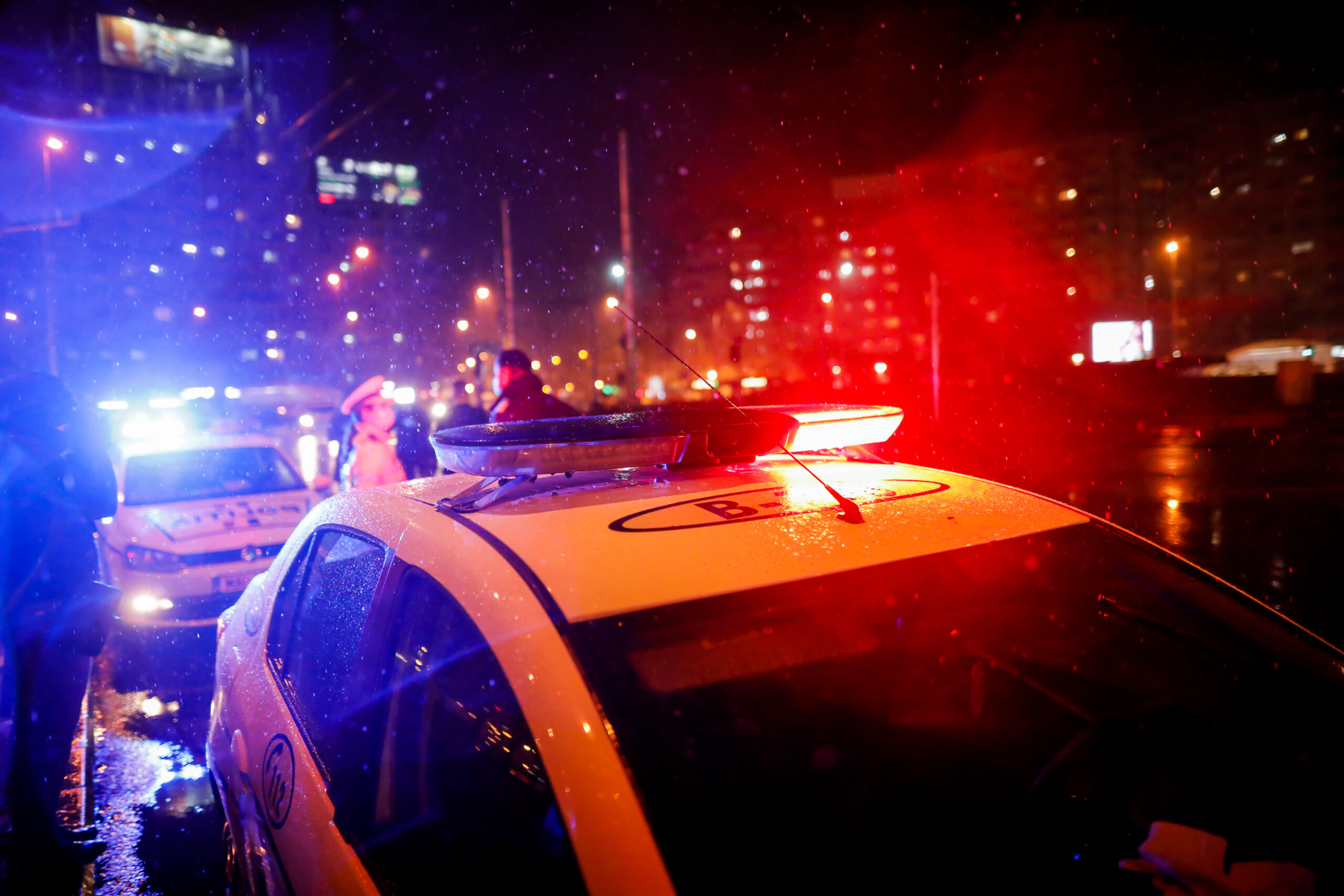 Un vlogger din București a fost condamnat definitiv pentru că a îndemnat bărbații la violența domestică