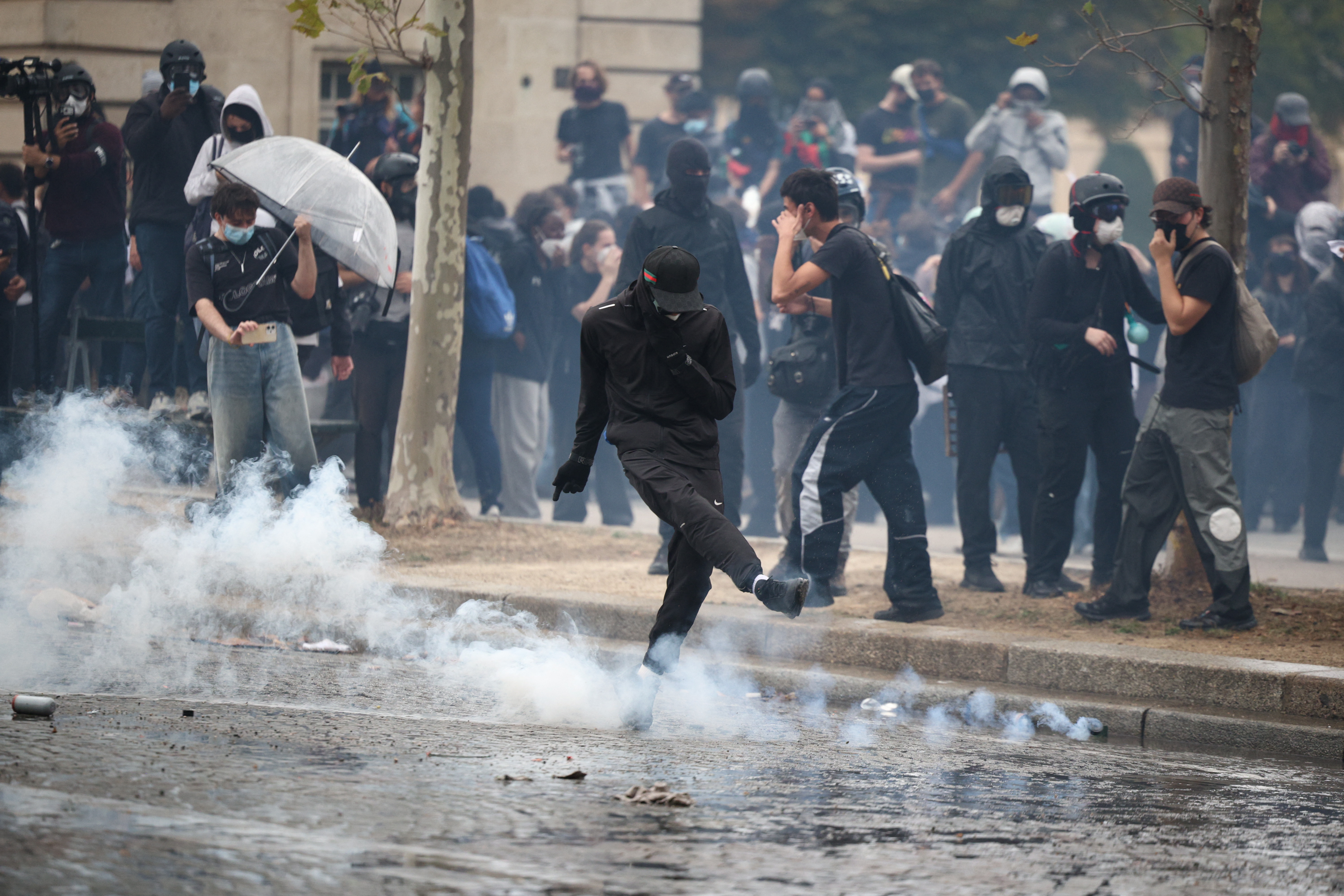 Proteste masive în Franța: poliția a folosit gaze lacrimogene, iar peste 160 de persoane au fost arestate