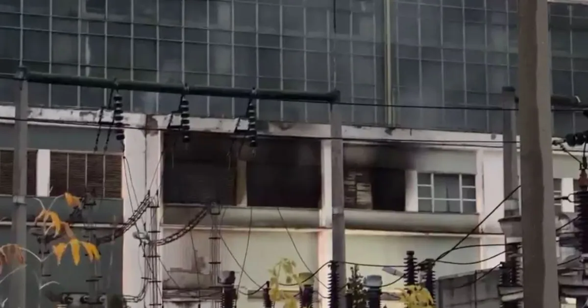 Incendiu de proporții la CET Iași: 1.000 de metri pătrați dintr-o hală industrială sunt cuprinși de flăcări