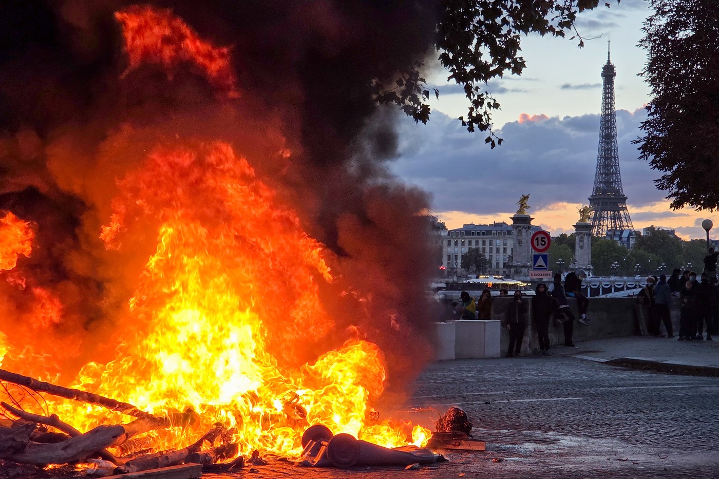 Violențe intense în Paris: Protestatari au atacat forțele de ordine lângă Palatul Élysée