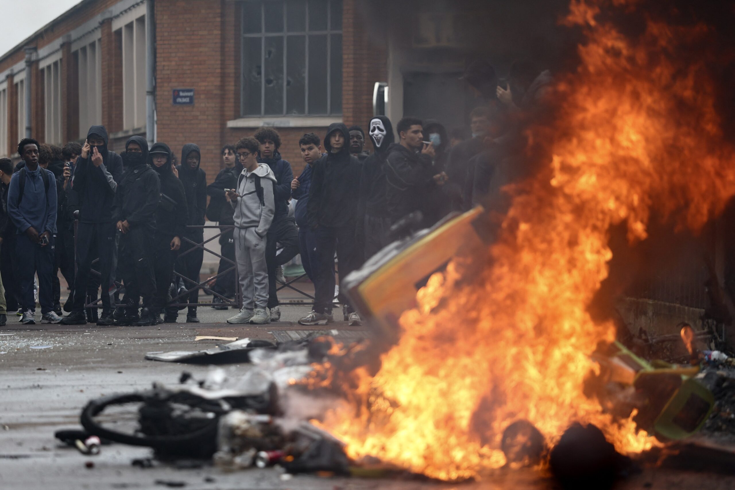 Violențe masive în Franța: 1.200 de arestări și peste 150 de polițiști răniți în urma protestelor