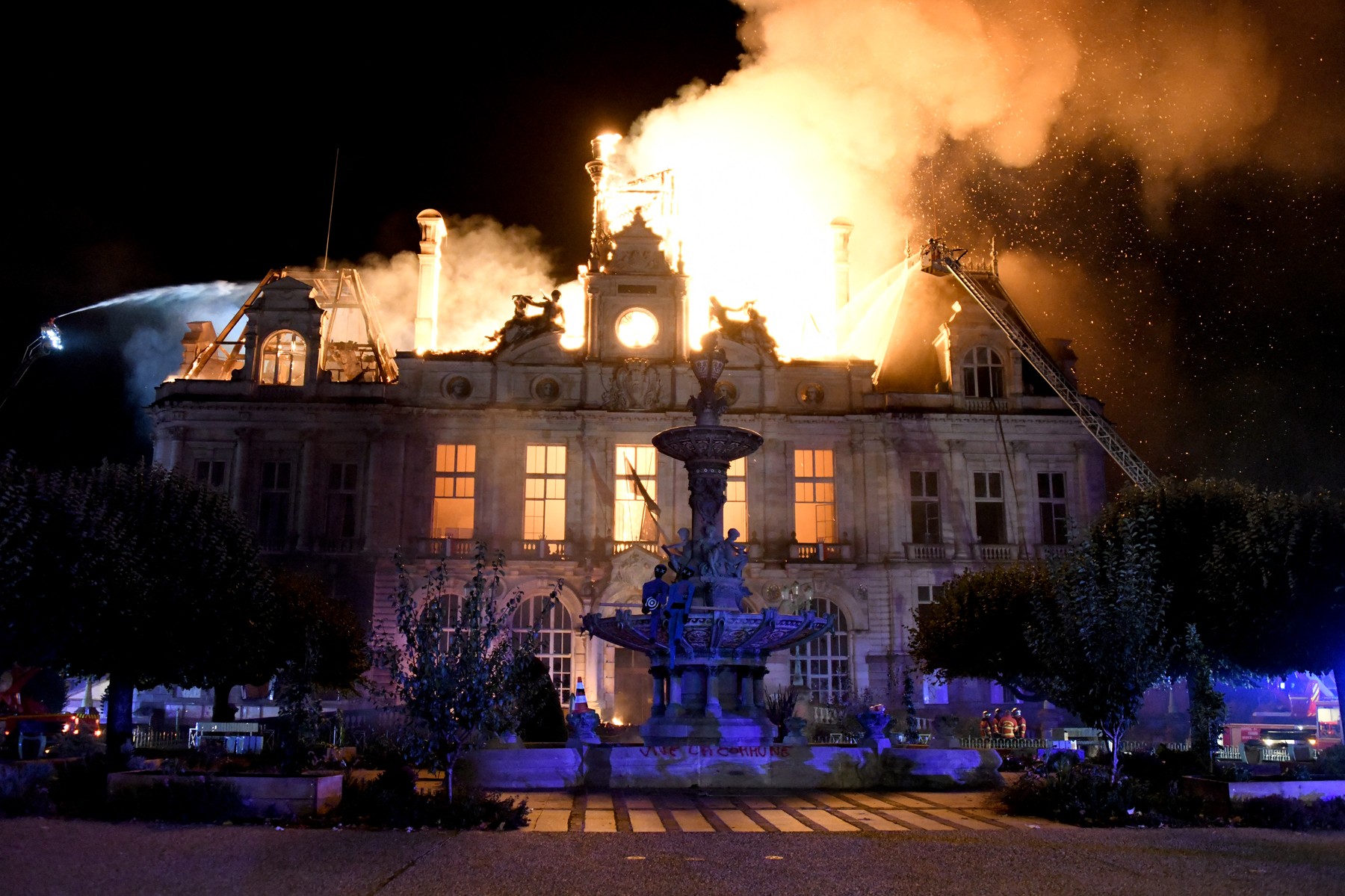 Incendiu și distrugere la Primăria din Limoges, după violențe în timpul unei manifestații