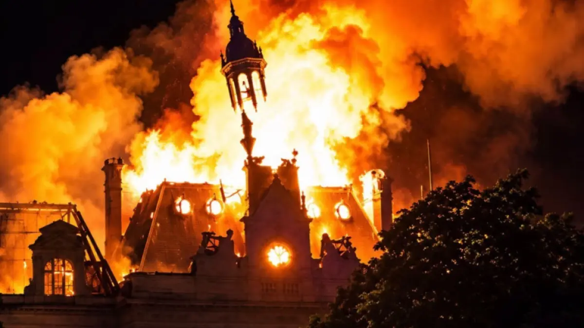 Monument istoric incendiat în Franța în urma violențelor masive din stradă