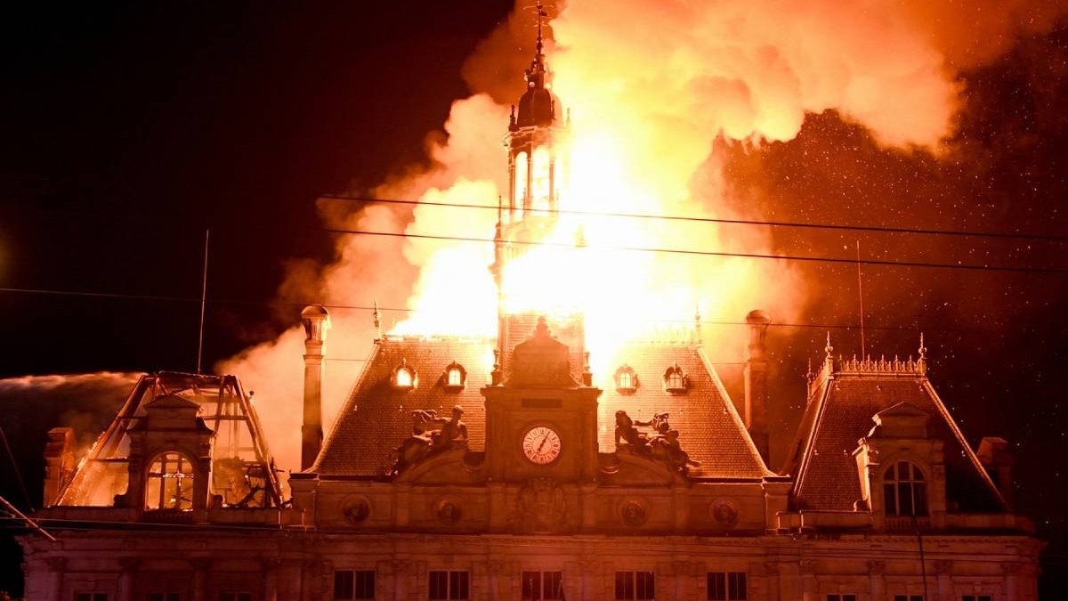 Turnul Primăriei din Limoges, un monument istoric de 143 de ani, s-a prăbușit după un incendiu violent