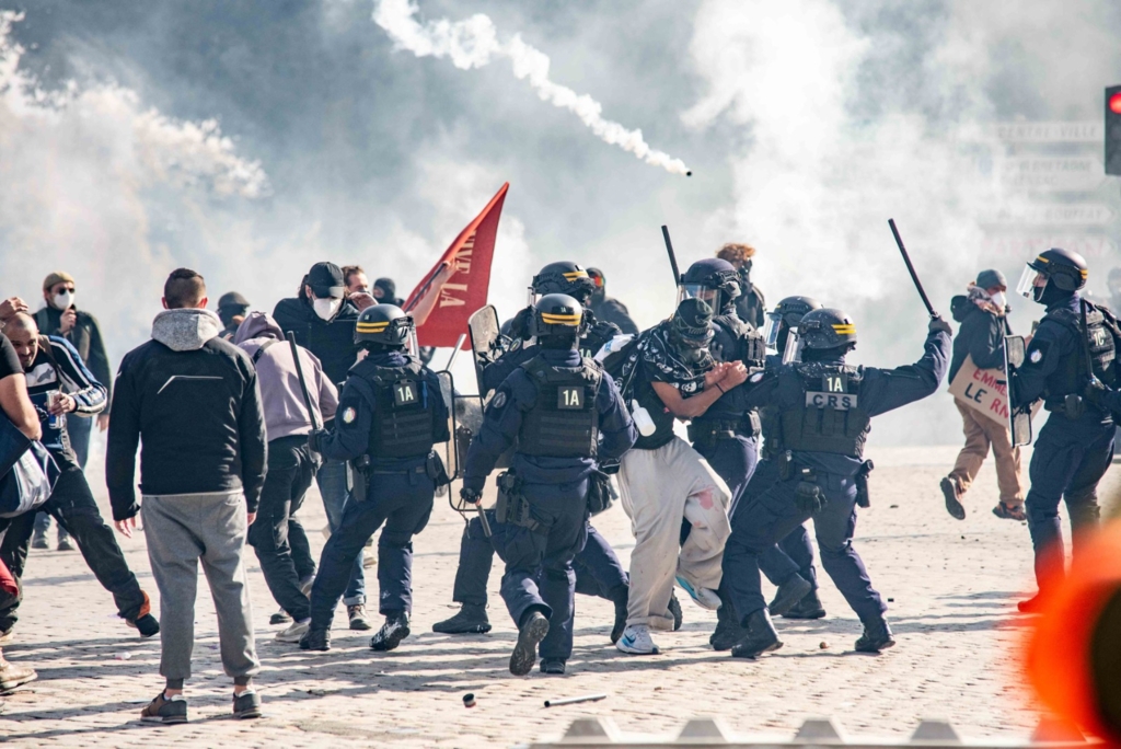 Violențe masive în Franța: peste 1.200 de arestări și distrugeri de patrimoniu în urma protestelor