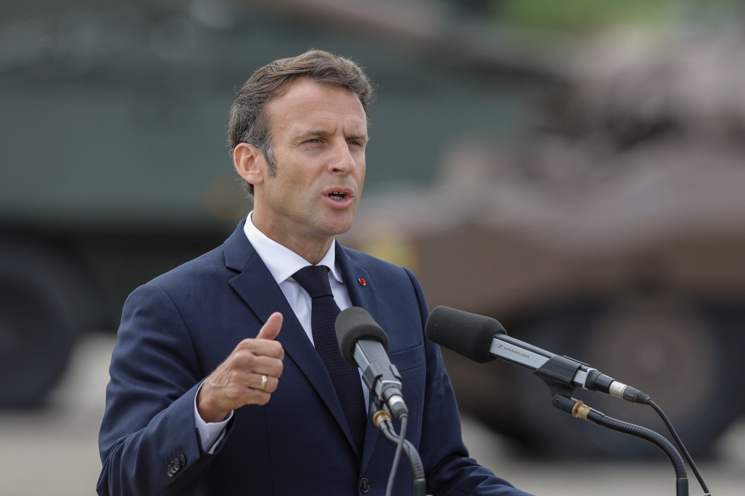 Emmanuel Macron condamnă violența scăpată de sub control în Franța și promite pedepse pentru distrugători