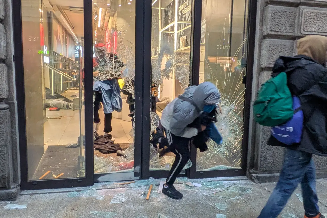 Violențe în Milano: Tineri care filmează pentru TikTok participă la distrugeri și jafuri în oraș