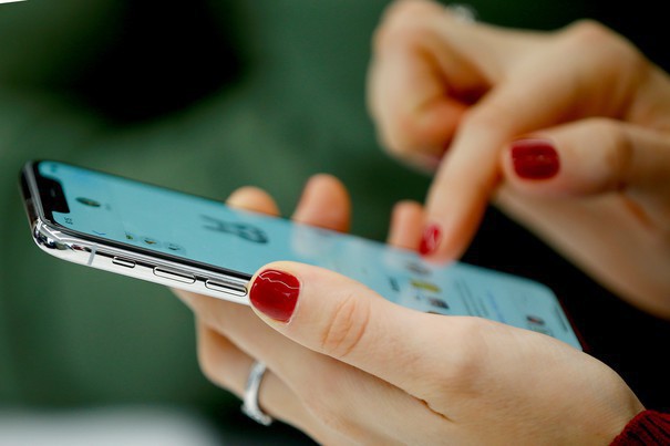 Apple lansează primul iPhone pliabil: de ce consumatorii sunt dispuși să plătească sume record pentru un nou design