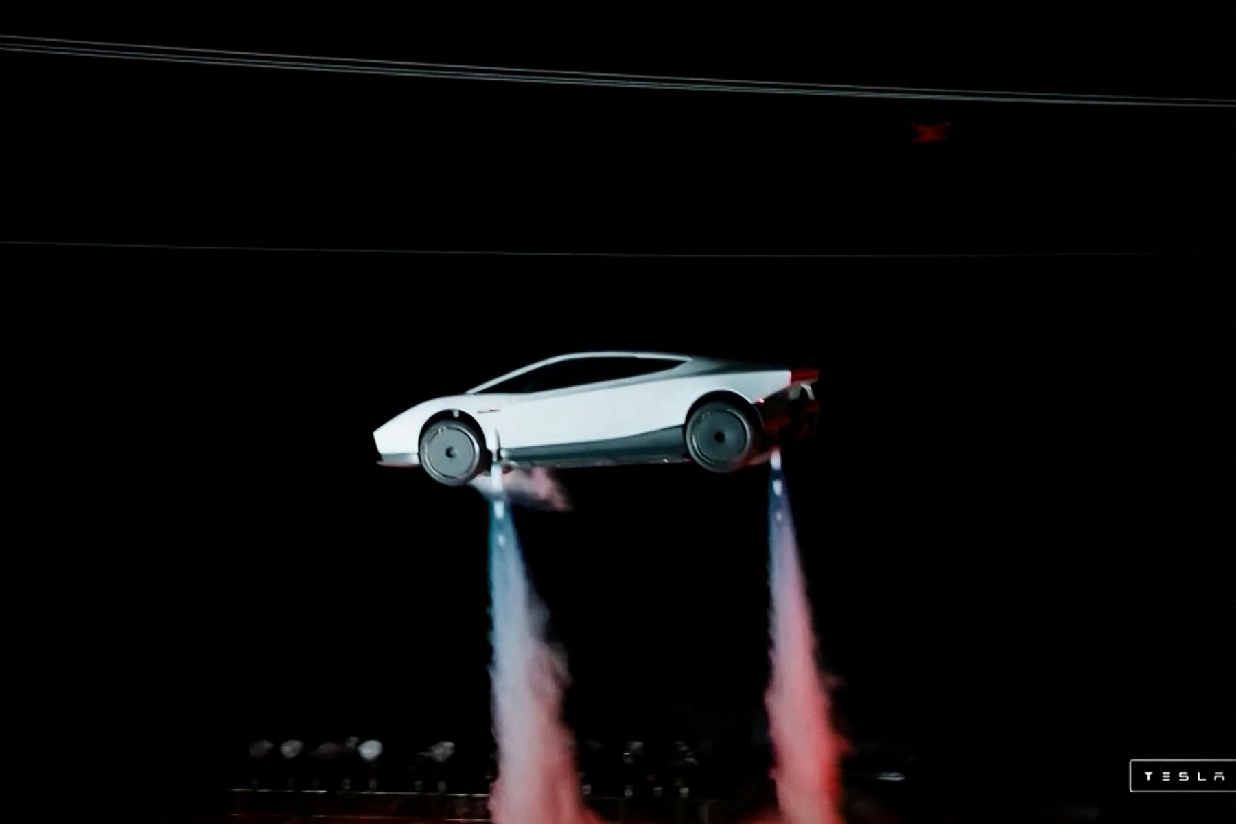 Elon Musk a prezentat Tesla Roadster, primul vehicul capabil să zboare