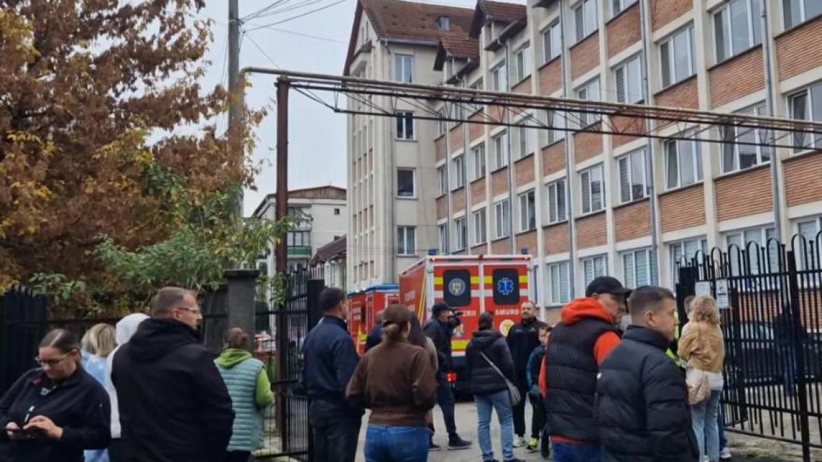 Atac violent la o școală din Bistrița: elev de 13 ani și-a înjunghiat profesoara și un coleg