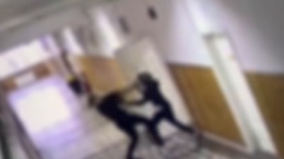 Imagini cu atacul asupra unei profesoare de matematică din Bistrița: elev de 13 ani a înjunghiat-o în școală