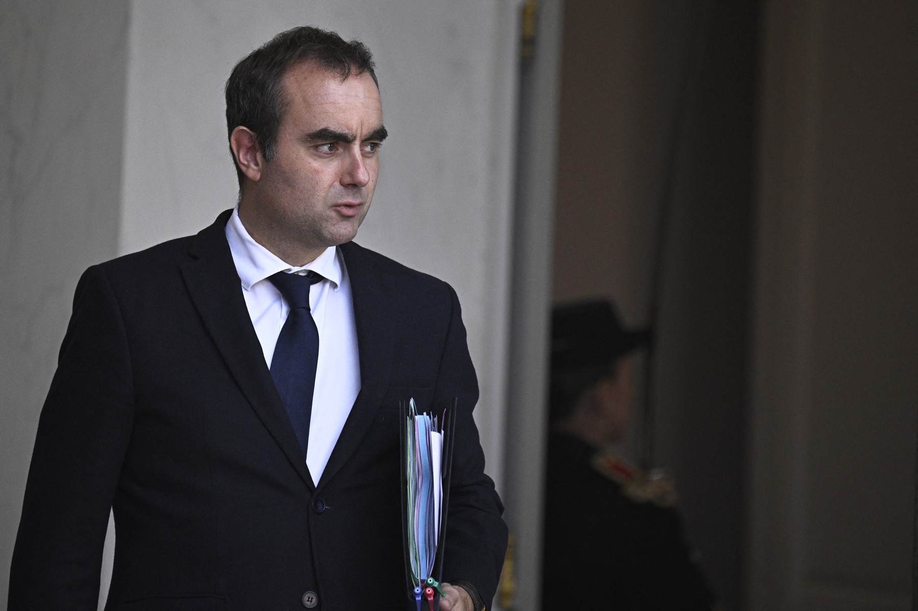 Franța va impune stări de asediu parțiale după revoltele violente din marile orașe