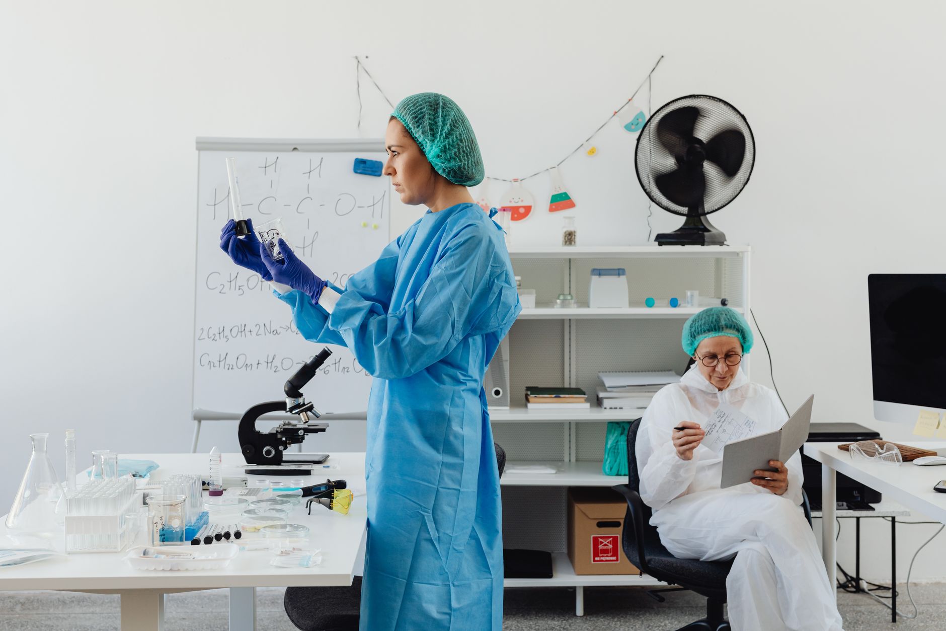 Comisia Europeană: Inteligența artificială nu poate înlocui evaluarea științifică a proiectelor de cercetare