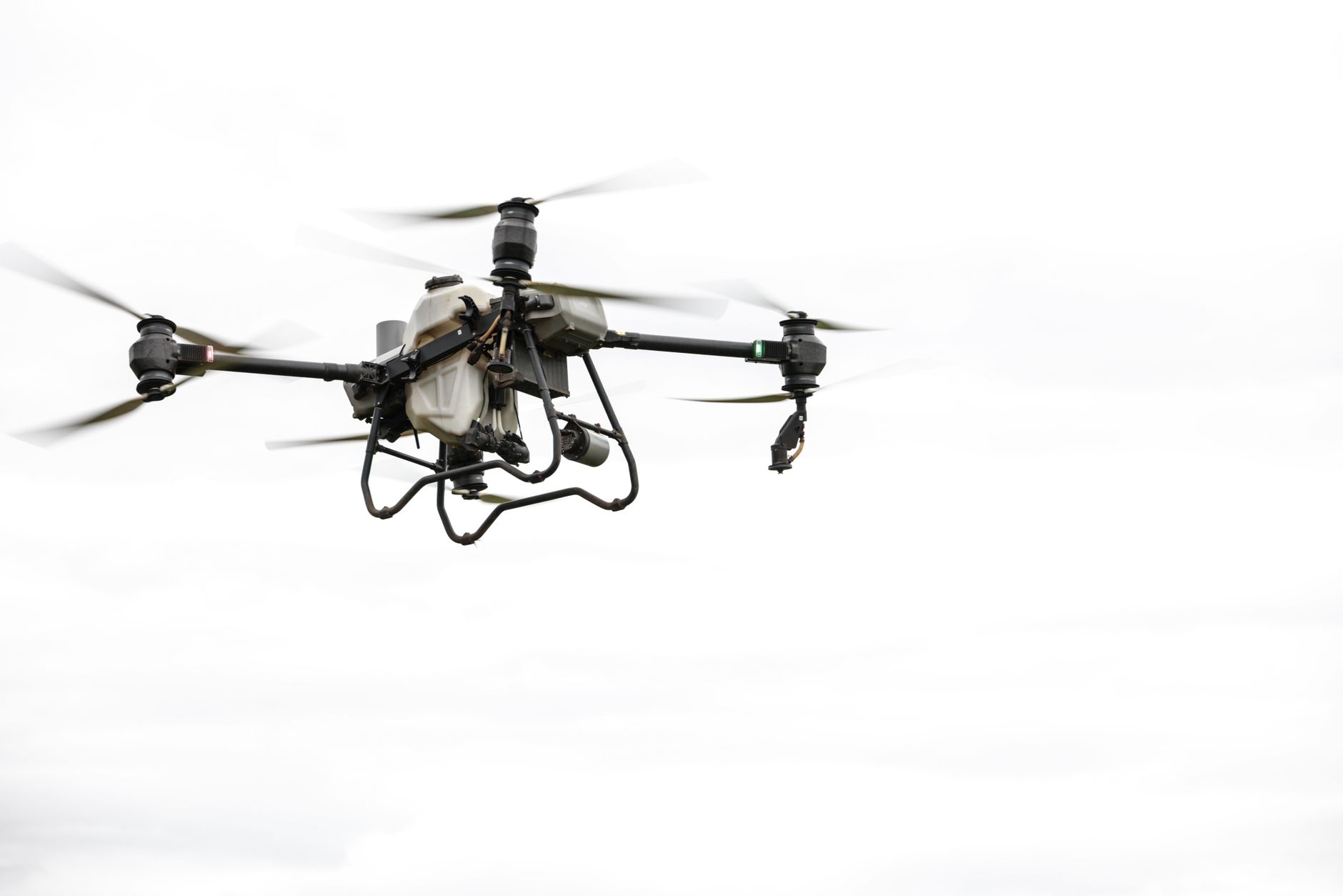 Premieră mondială în Ucraina: Un soldat rănit a fost extras de pe linia frontului cu o dronă grea