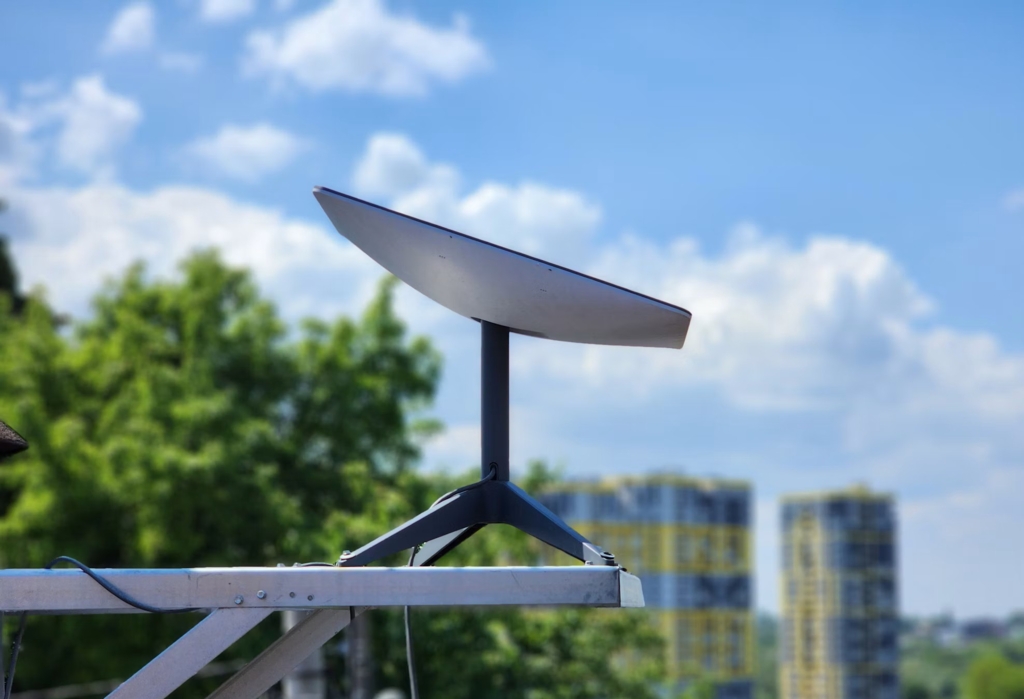 Bulgaria emite mandate europene de arestare pentru incendierea antenelor Starlink de la centrul Teleport Plana