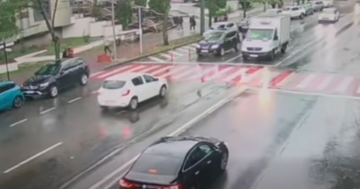 Un șofer de 76 de ani a circulat pe contrasens în Vaslui, intervenția unui jandarm a prevenit un accident