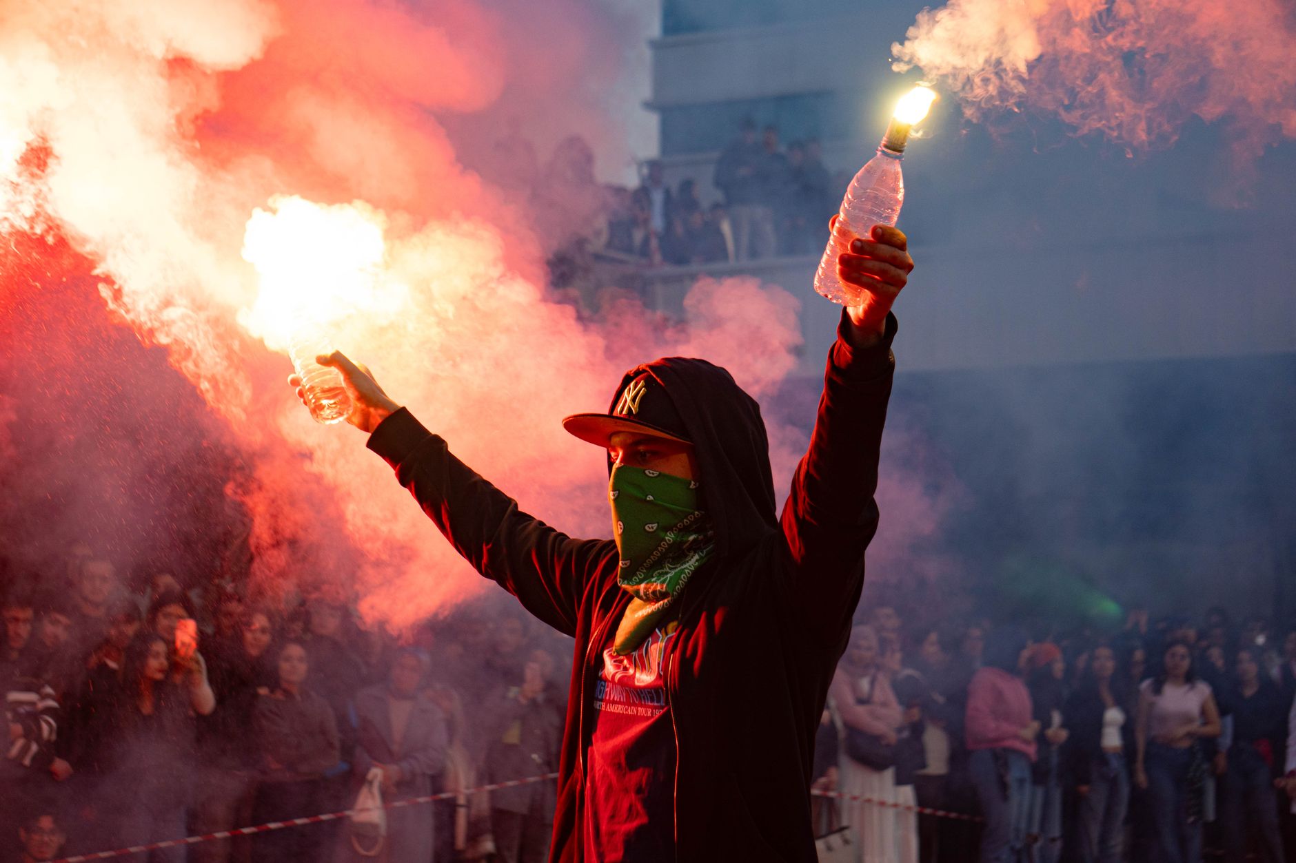 Protestele violente din Franța accentuează criza de autoritate a lui Macron în ultimele luni de mandat