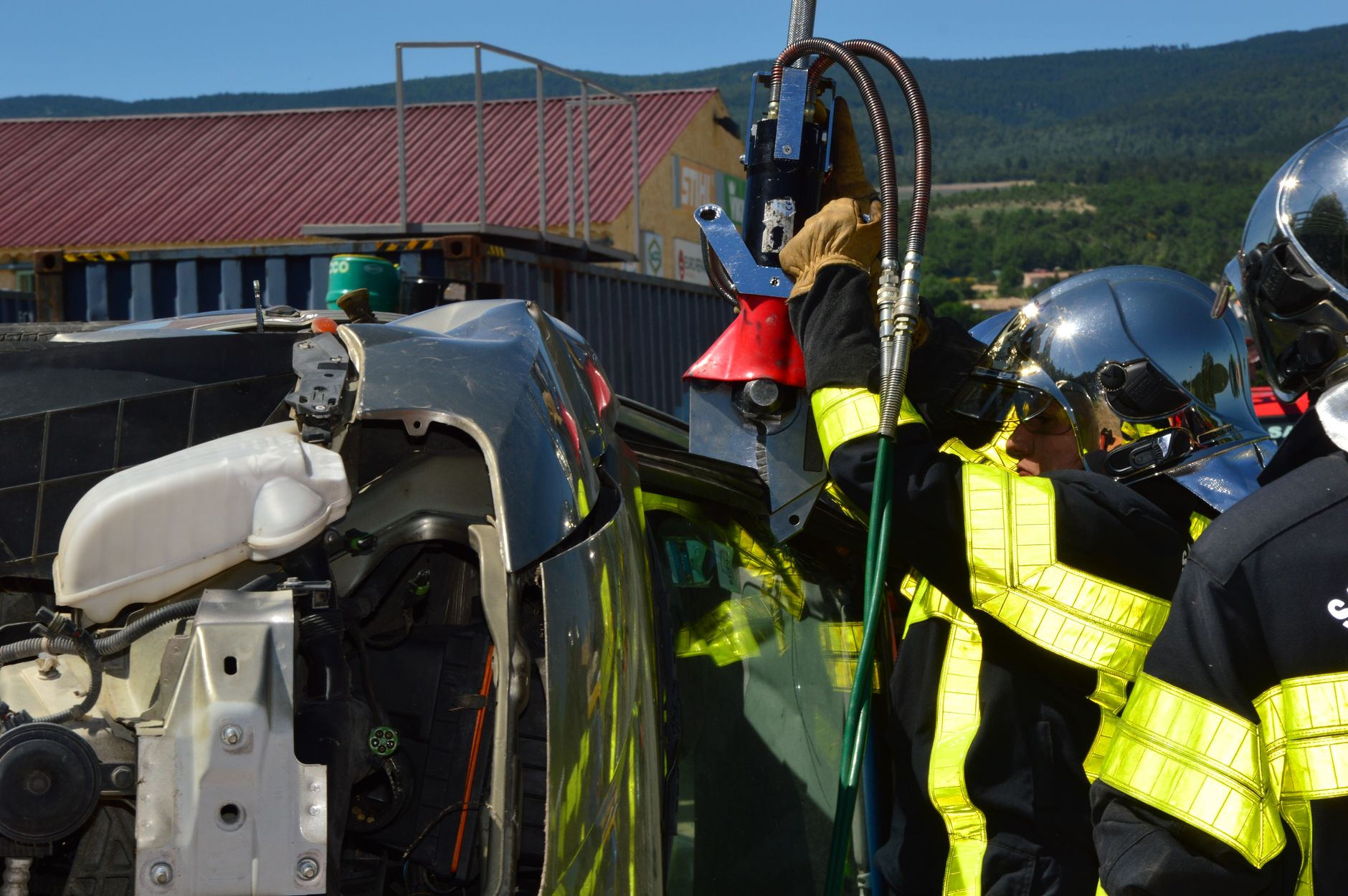 Accident violent pe DN 7, la Buftea: două persoane decedate și victime multiple într-un microbuz