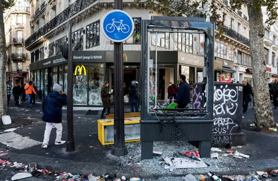 Restricții de circulație în Franța pe fondul protestelor violente care au generat mii de arestări