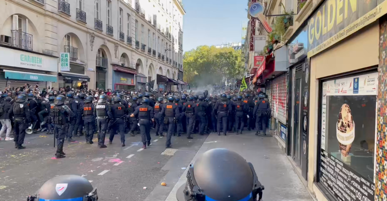 Franța impune restricții nocturne de circulație în Paris și alte orașe după revoltele violente