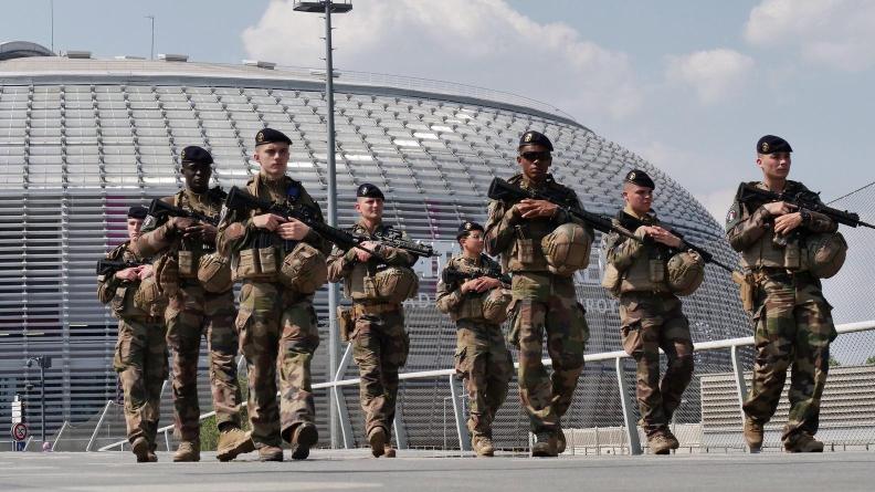 Franța mobilizează forțele militare Sentinelle pe străzile marilor orașe pentru a contracara protestele