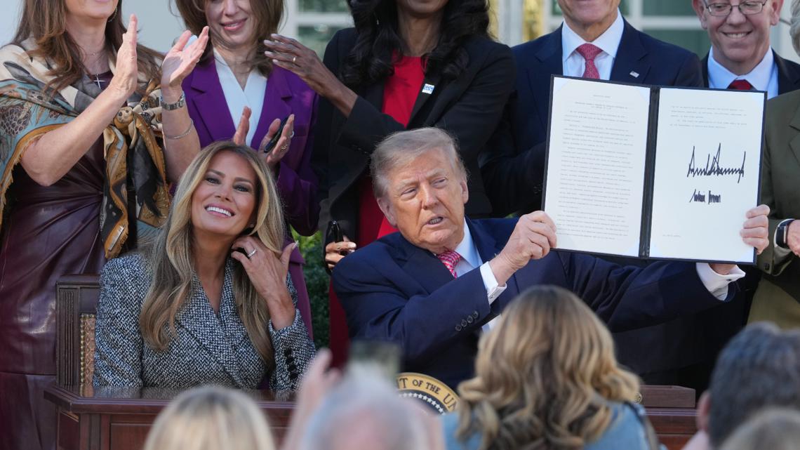 Gest simbolic la Casa Albă: Donald Trump i-a cerut soției Melania să semneze un ordin executiv