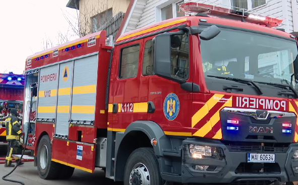 Incendiu la un autocamion pe DN 7, între Pitești și Râmnicu Vâlcea: traficul a fost blocat
