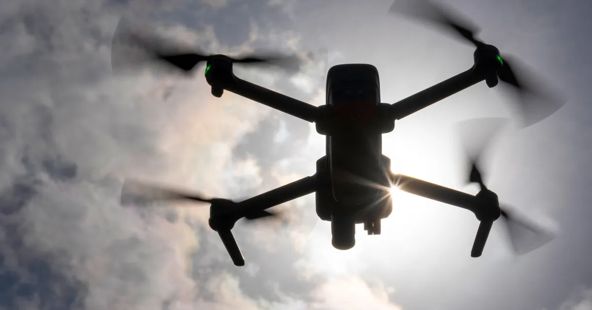 Alertă militară în Franța: drone neautorizate au survolat baza navală Toulon și obiective sensibile