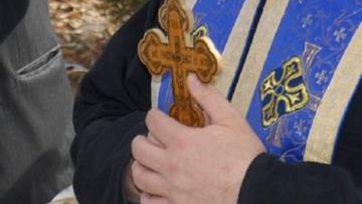 Un preot din Vaslui a fost arestat pentru viol asupra unei adolescente și agresiuni la copii