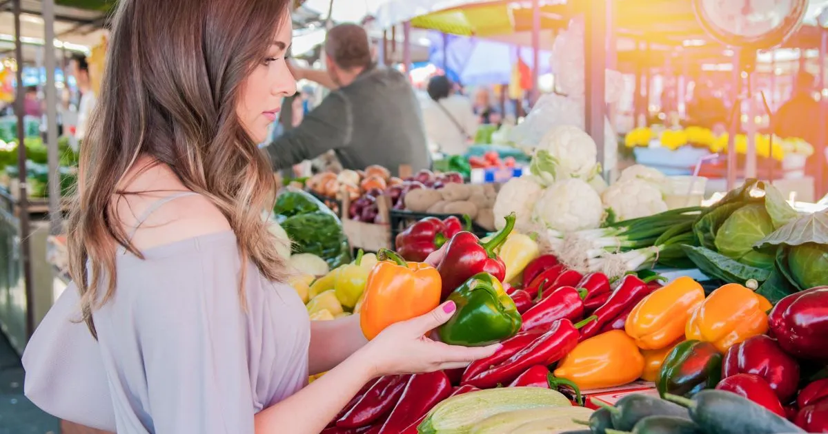Guvernul menține plafonarea adaosului comercial la alimentele de bază până la sfârșitul anului